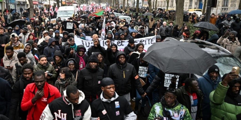 Paris: Des milliers dénoncent les violences policières